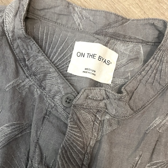 Men’s On The Byas Grey Textured Floral Pattern 100% Cotton Short Sleeve Shirt - Picture 2 of 4